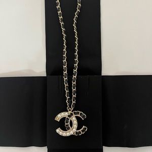 Chanel gold faux Pearl and leather strass cc pendant necklace, pre owned‎
